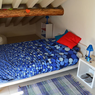 camera-da-letto-arredo-in-legno.jpg...